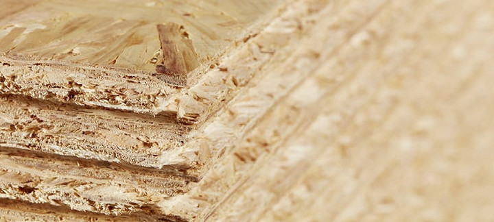 OSB-Platten mit grober Spanstruktur, stabil und vielseitig einsetzbar für Bau- und Innenausbauprojekte.