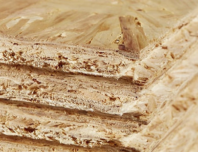 OSB-Platten mit grober Spanstruktur, stabil und vielseitig einsetzbar für Bau- und Innenausbauprojekte.