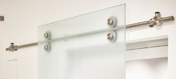 Schiebetüren aus Milchglas mit sichtbarer Stange und Gleiträdern.