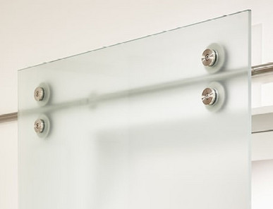 Schiebetüren aus Milchglas mit sichtbarer Stange und Gleiträdern.