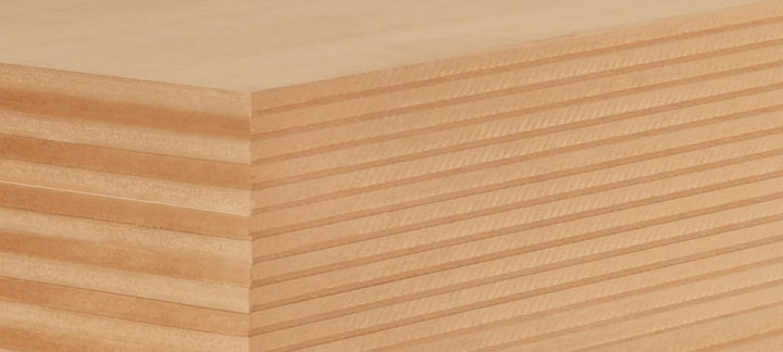 Nahaufnahme einer MDF-Platte mit feiner Schichtung, ideal für Möbelbau und Innenausbau.