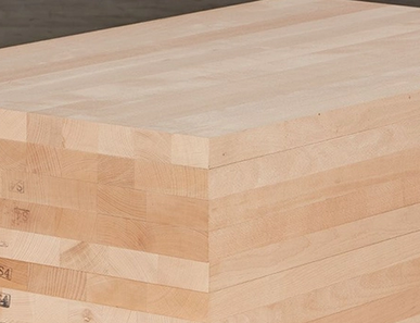 Gestapelte Massivholzplatten mit durchgehenden Lamellen, ideal für den Möbel- und Innenausbau.