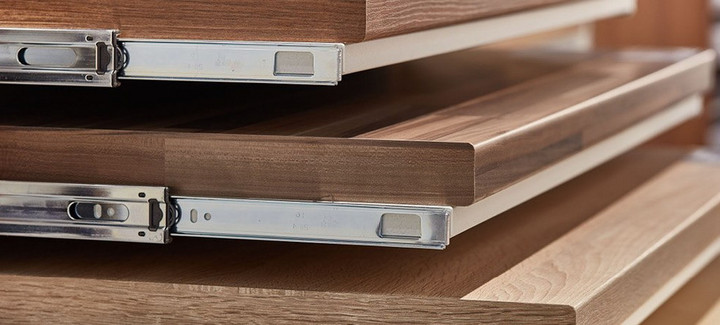 Gestapelte Holzarbeitsplatten mit Metallschienen, ideal für Küchen- und Möbelbau.