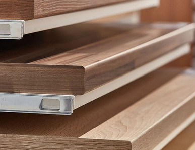 Gestapelte Holzarbeitsplatten mit Metallschienen, ideal für Küchen- und Möbelbau.