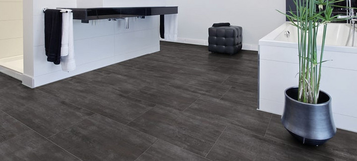 Hochwertiges dunkles Vinyl wurde im Badezimmer verlegt.