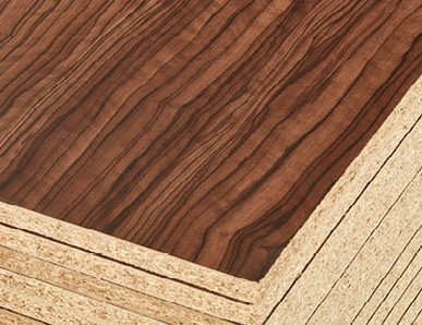 Gestapelte Dekorplatten mit Holzoptik-Oberfläche und stabiler Spanplattenbasis für Möbel- und Innenausbau.