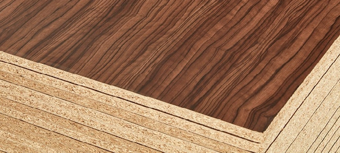 Gestapelte Dekorplatten mit Holzoptik-Oberfläche und stabiler Spanplattenbasis für Möbel- und Innenausbau.