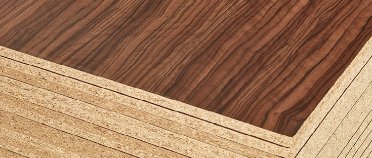 Gestapelte Dekorplatten mit Holzoptik-Oberfläche und stabiler Spanplattenbasis für Möbel- und Innenausbau.