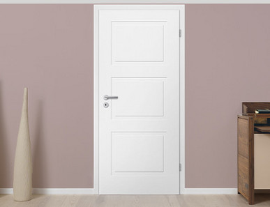 Weiße Tür in Raumhöhe mit schlichtem Design.