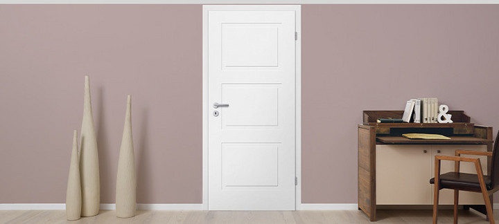 Weiße Tür in Raumhöhe mit schlichtem Design.