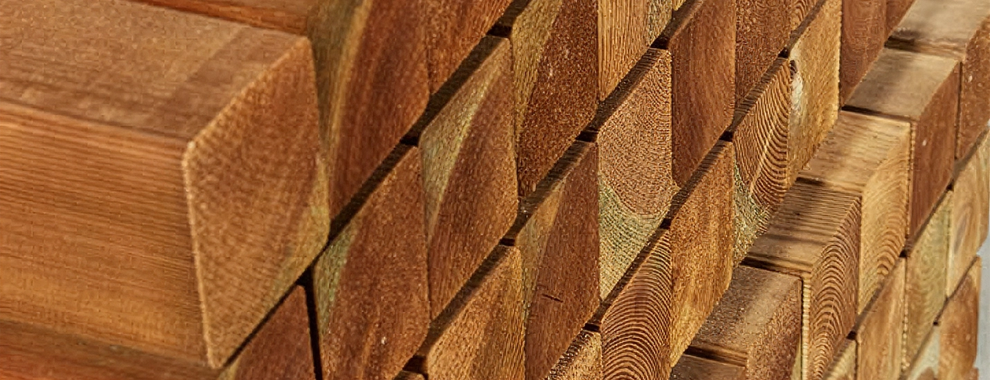 Nahaufnahme von gestapelten Kantholzbalken