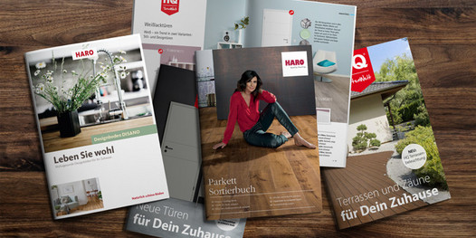 Mehrere Holzhandels-Kataloge mit Parkett, Terrassen und Türen.