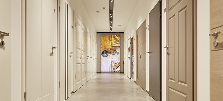 Türausstellung: Links weiße Türen, rechts Türen in Holzfarben und Grautönen.