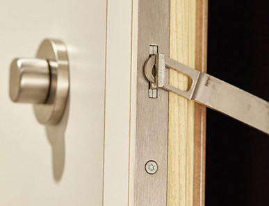 Vergrößerter Bereich einer weißen Funktionstür mit integrierter Öffnungssperre.