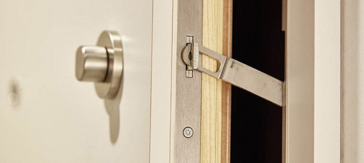 Vergrößerter Bereich einer weißen Funktionstür mit integrierter Öffnungssperre.