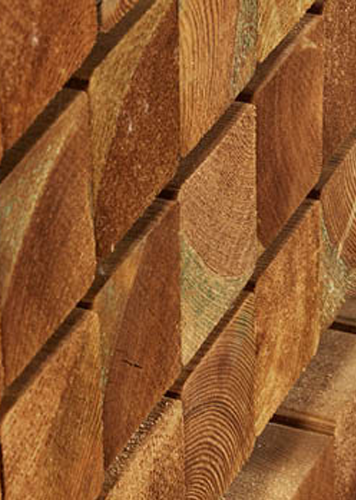 Nahaufnahme von gestapelten Kantholzbalken